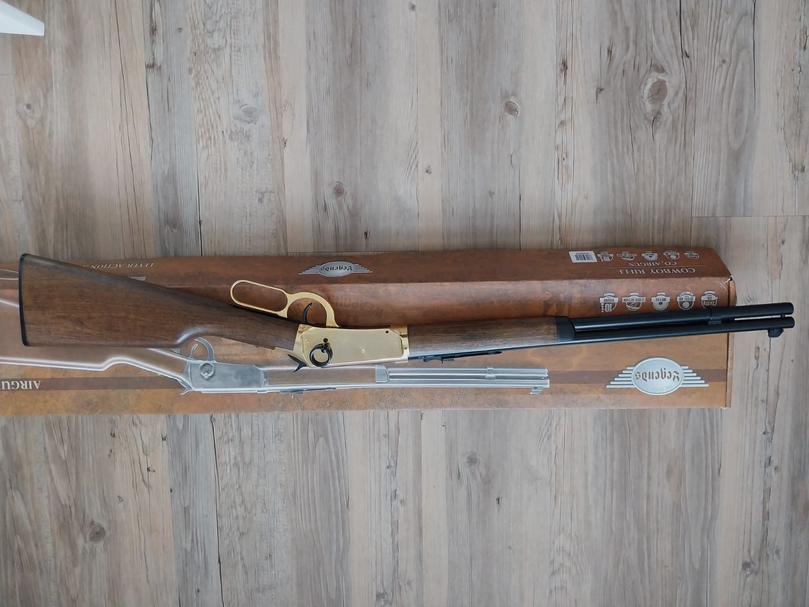 Rifle Cowboy Legends acabado dorado 4,5 mm BB Co2 + 20 cápsulas de Co2 + 1500 BBs 4,5mm