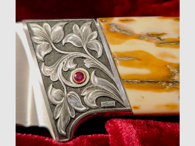 DNC "Ruby" – Ivoire de mammouth et rubis | N690 | Gravure à la main | Couteau de collection exclusif | Rubis, image 5 sur 6