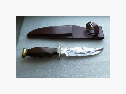 Jagd Fahrtenmesser Griffmulden aus Holz, Klingenschutz mit Lederscheide