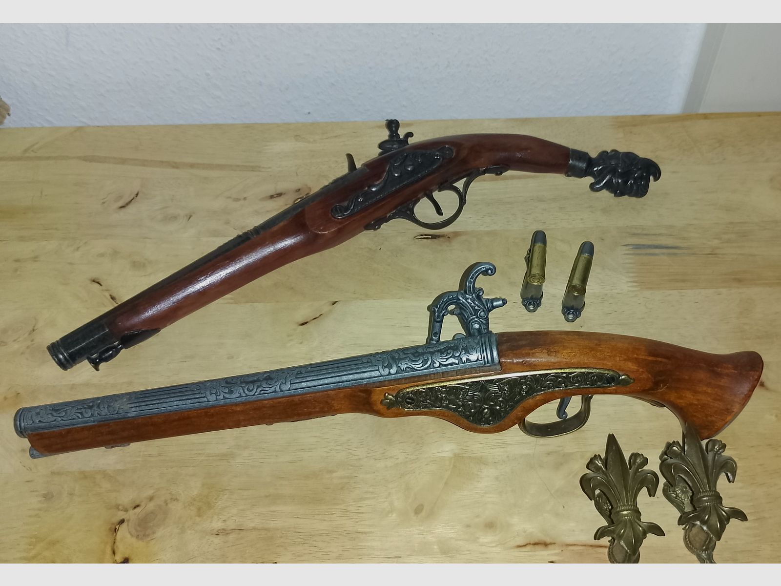 Deko Steinschlosspistolen 2 Stück inklusive Wandhalterung