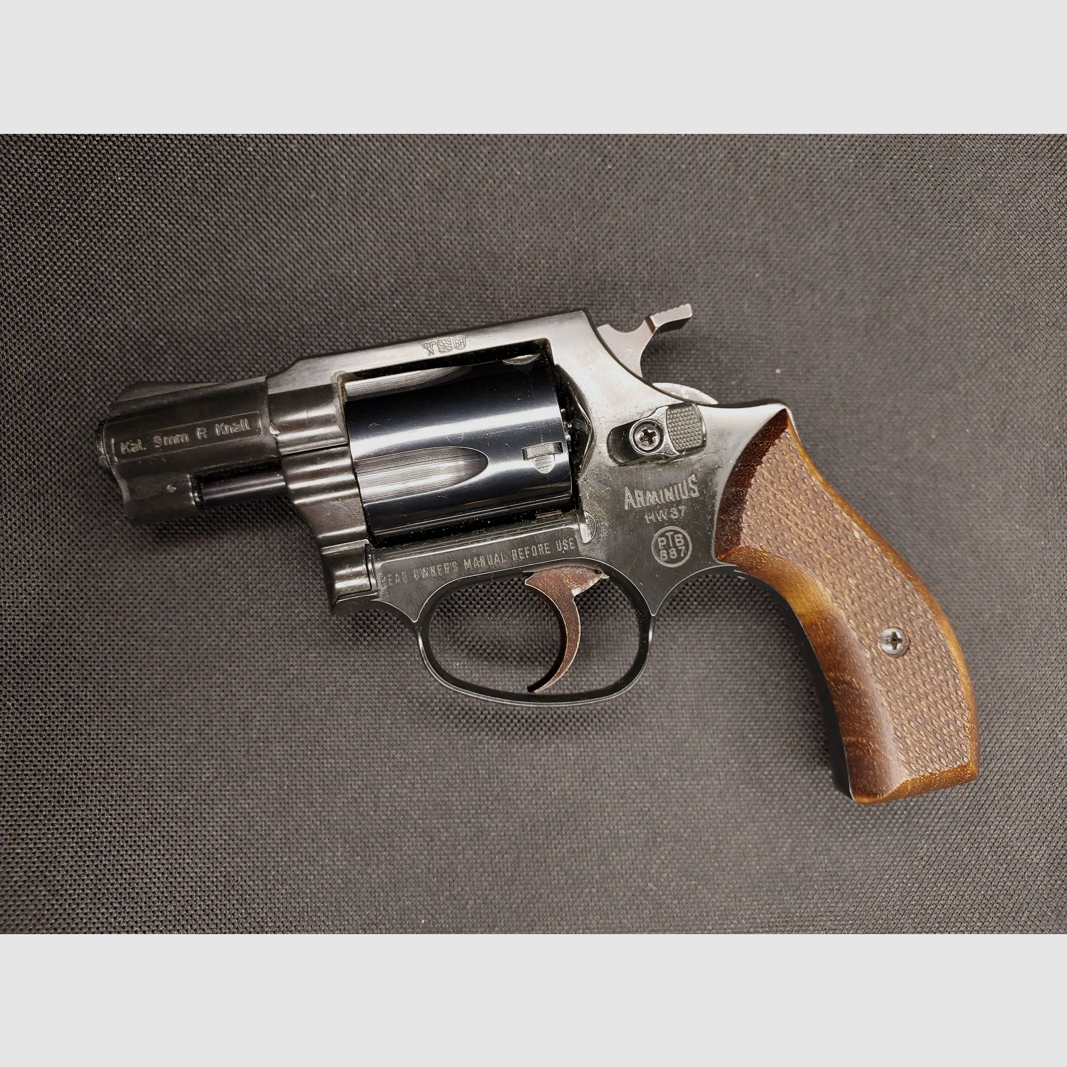 Incienso HW37 Cal. 9mm R.K. (PTB 887) OVP con empuñaduras de madera y funda de cuero - en muy buen estado (Arminius HW 37)