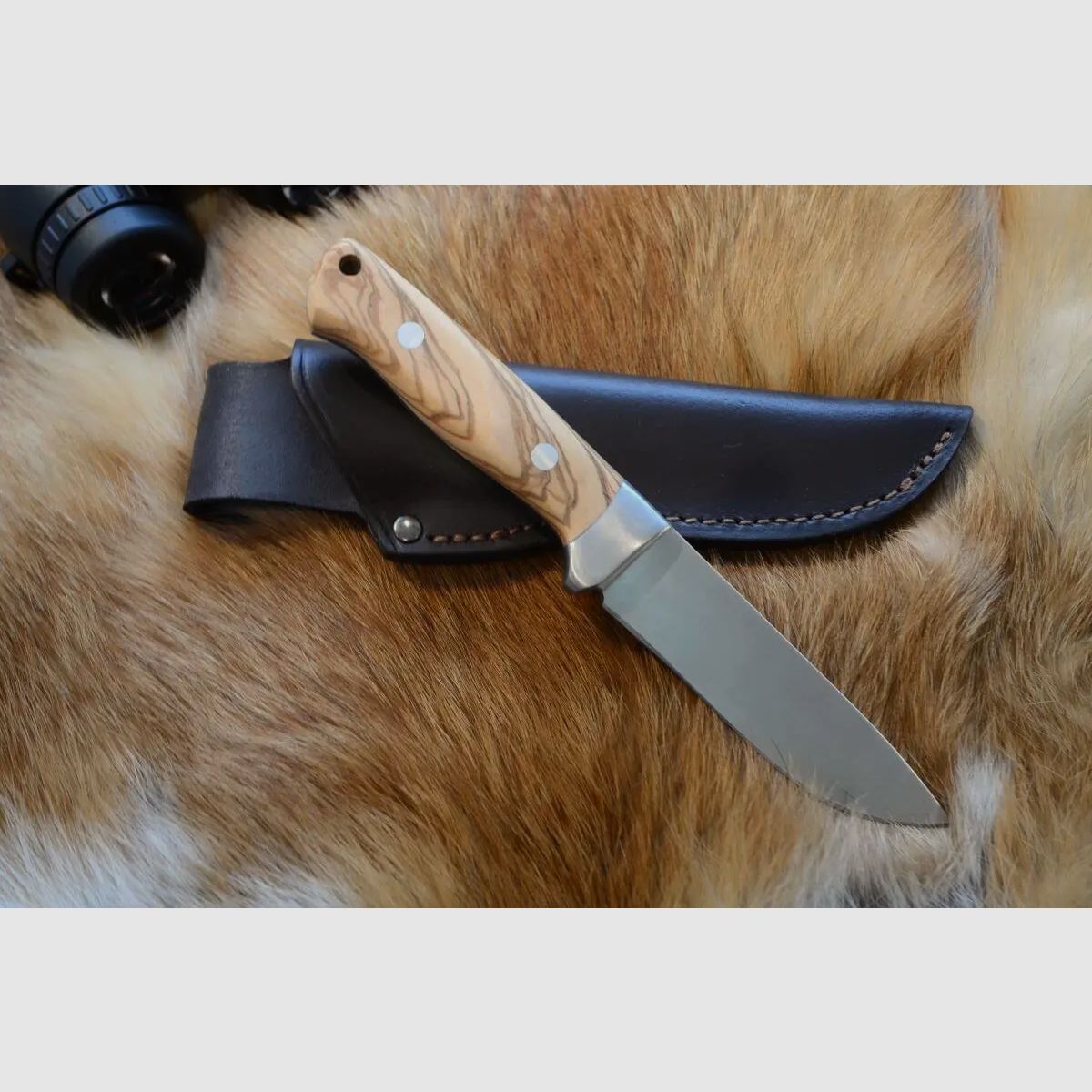 Noże myśliwskie Alljagd z uchwytami z drewna oliwnego