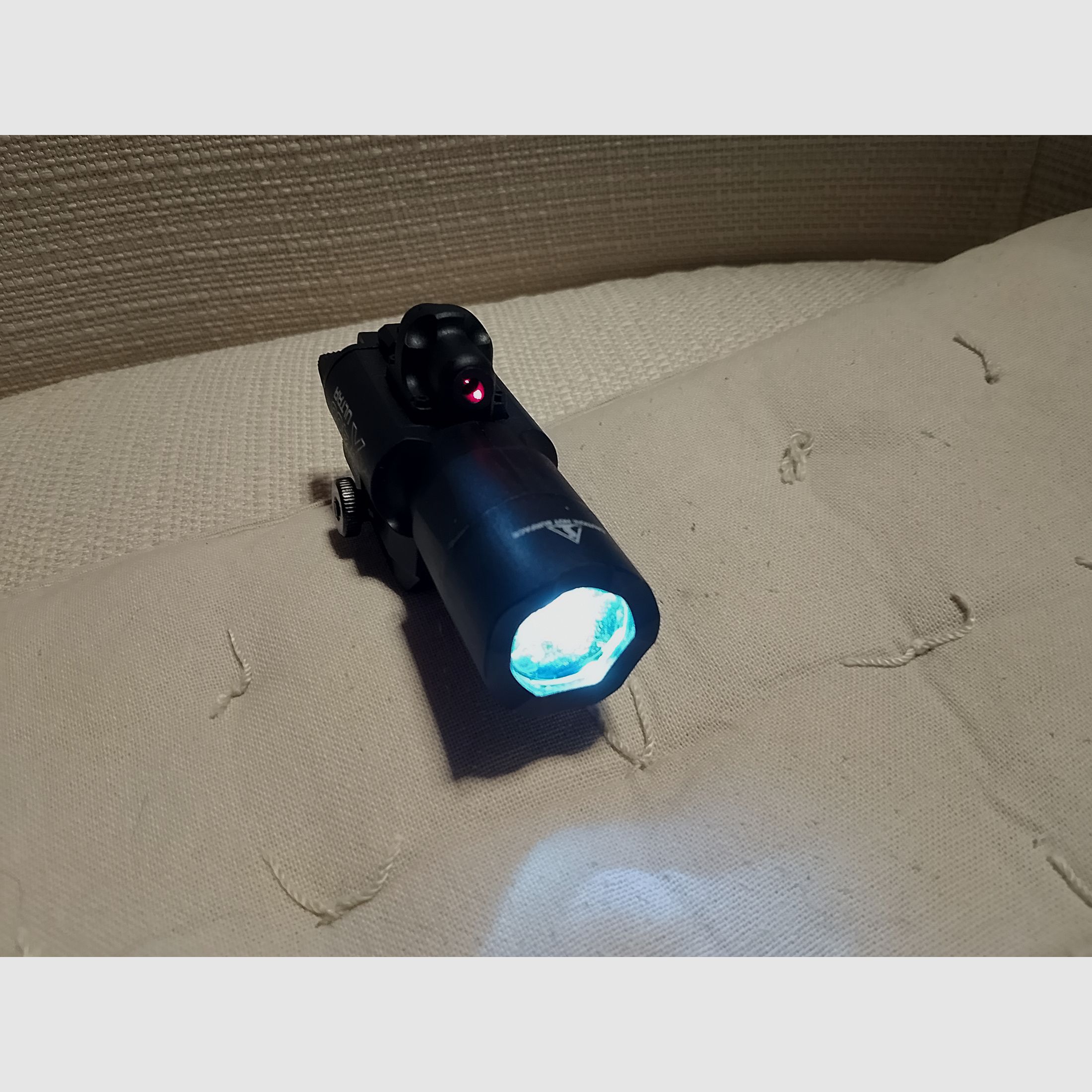 Latarka LED w połączeniu z czerwonym laserem Picatinny Uniwersalna lampa