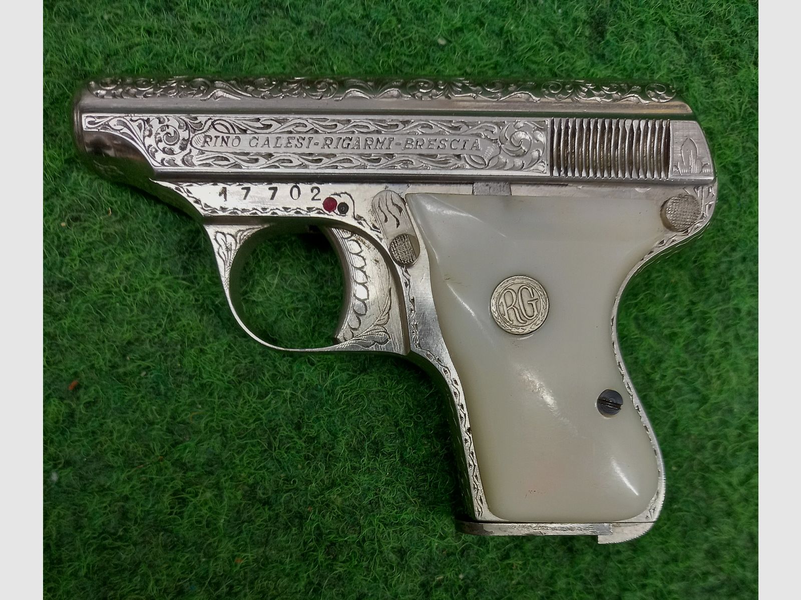  gravierte  Regami im Kaliber 6,35mmBrowning.