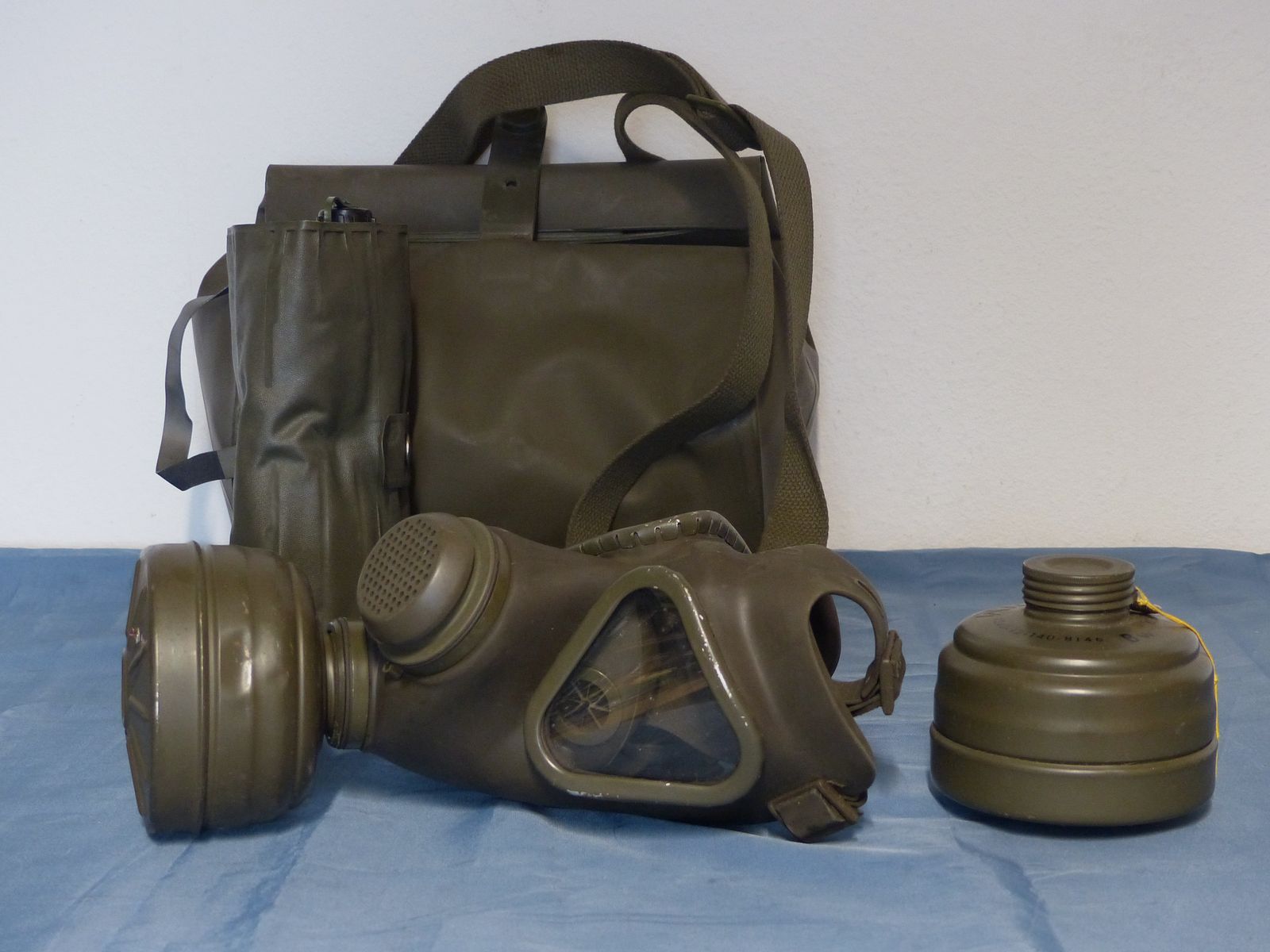 Bundeswehr ABC-beschermingsuitrusting transporttas, gasmasker 2 filters en accessoires BW jaren '70