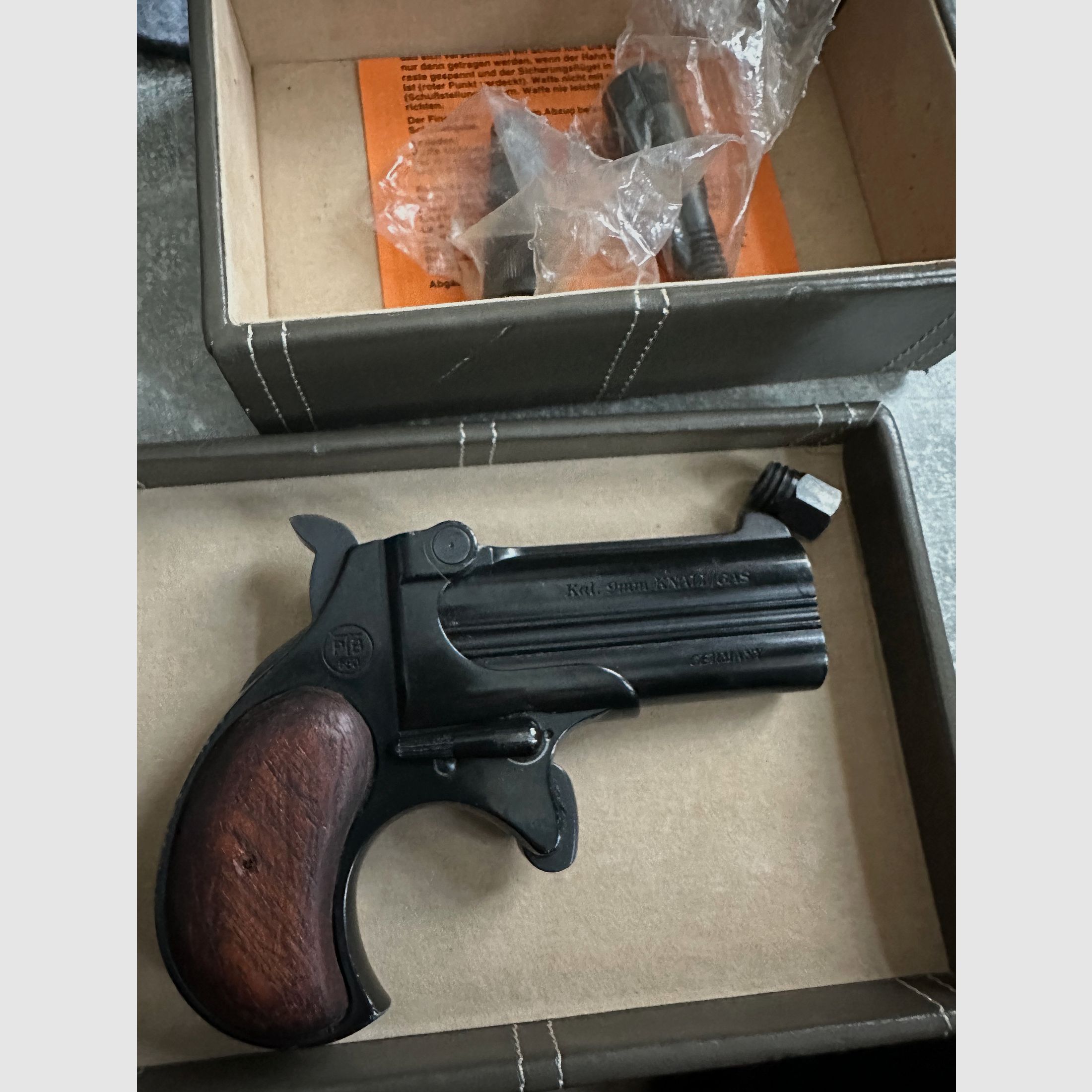 Noris Twinny cal. 9mm Knall / Gas con impugnature in legno PTB 560