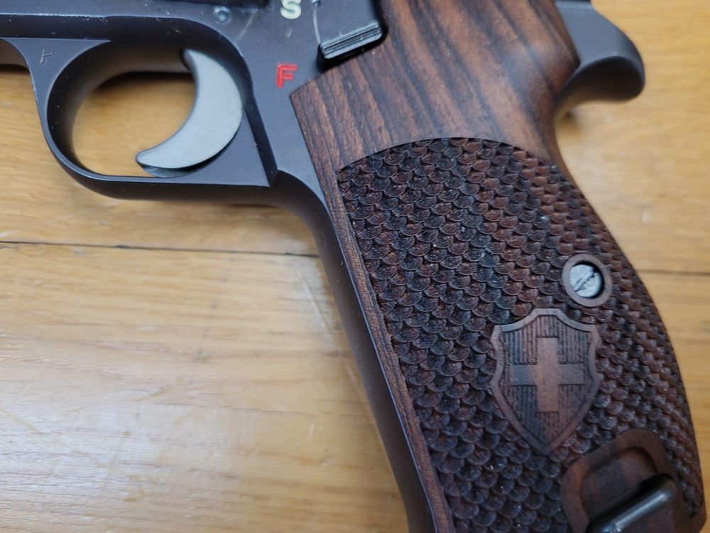 Splendido pistola SIG P210-2 – Mito del 9 para – Arma militare modello P-49 della 6° e ultima consegna – Arma del 1974 – Brunitura, funzionamento e canna da sogno – Impugnature militari originali, fondina regolamentare e impugnatura Nill Target di lusso – Top da collezione – Condizioni come nuove!, immagine 4 di 23