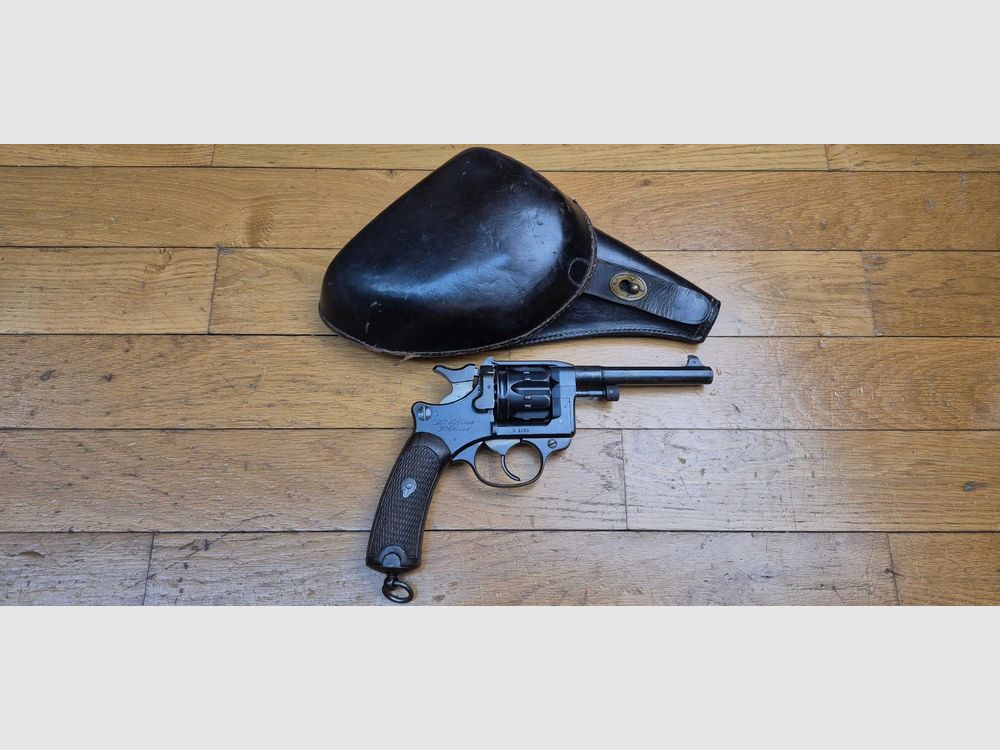 Beautiful service revolver model 1892 – Common but mythical – Apex of the service revolver Made in France – Caliber 8mm92 – Mono-serial – Weapon from 1894 – Beautiful mechanism – Very beautiful barrel – Nice service case included – TBE-, image 1 of 32