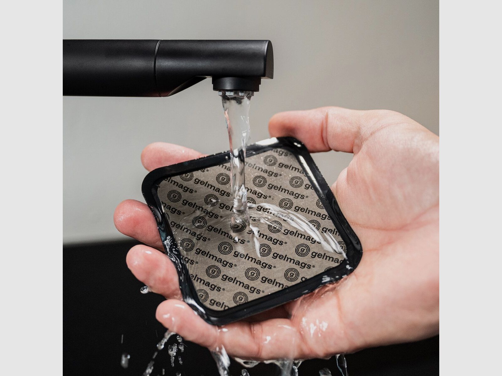 Nano Gel Pads 2.0, pad di montaggio riutilizzabili, set da 4, nero, ø 8,3 cm, immagine 2 di 3