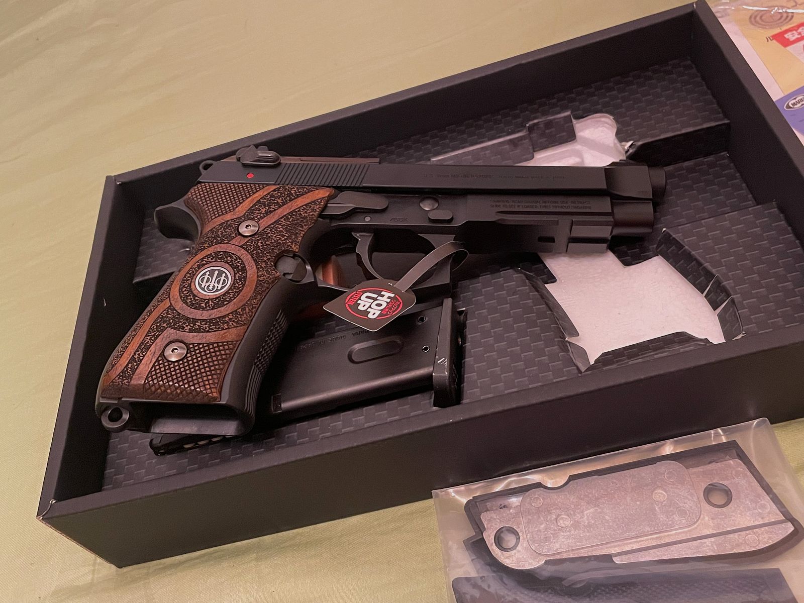 Tokyo Marui Beretta M9A1 Airsoft / Softair with real wood grips (like new)