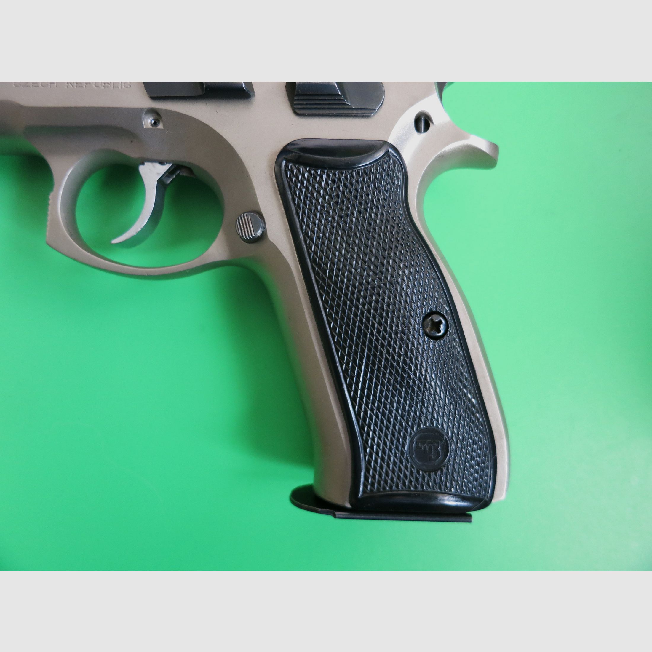 Brünner CZ75 B stainless or ČZ 75 (Česká zbrojovka), semi-automatic pistol, cal. 9×19 + Burris Fastfire #90