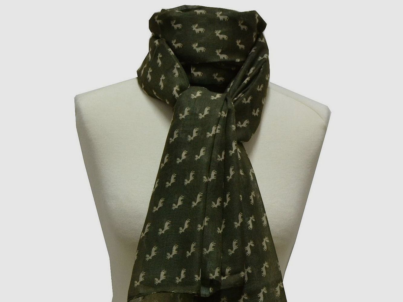 Foulard de cou olive avec motif de cerf