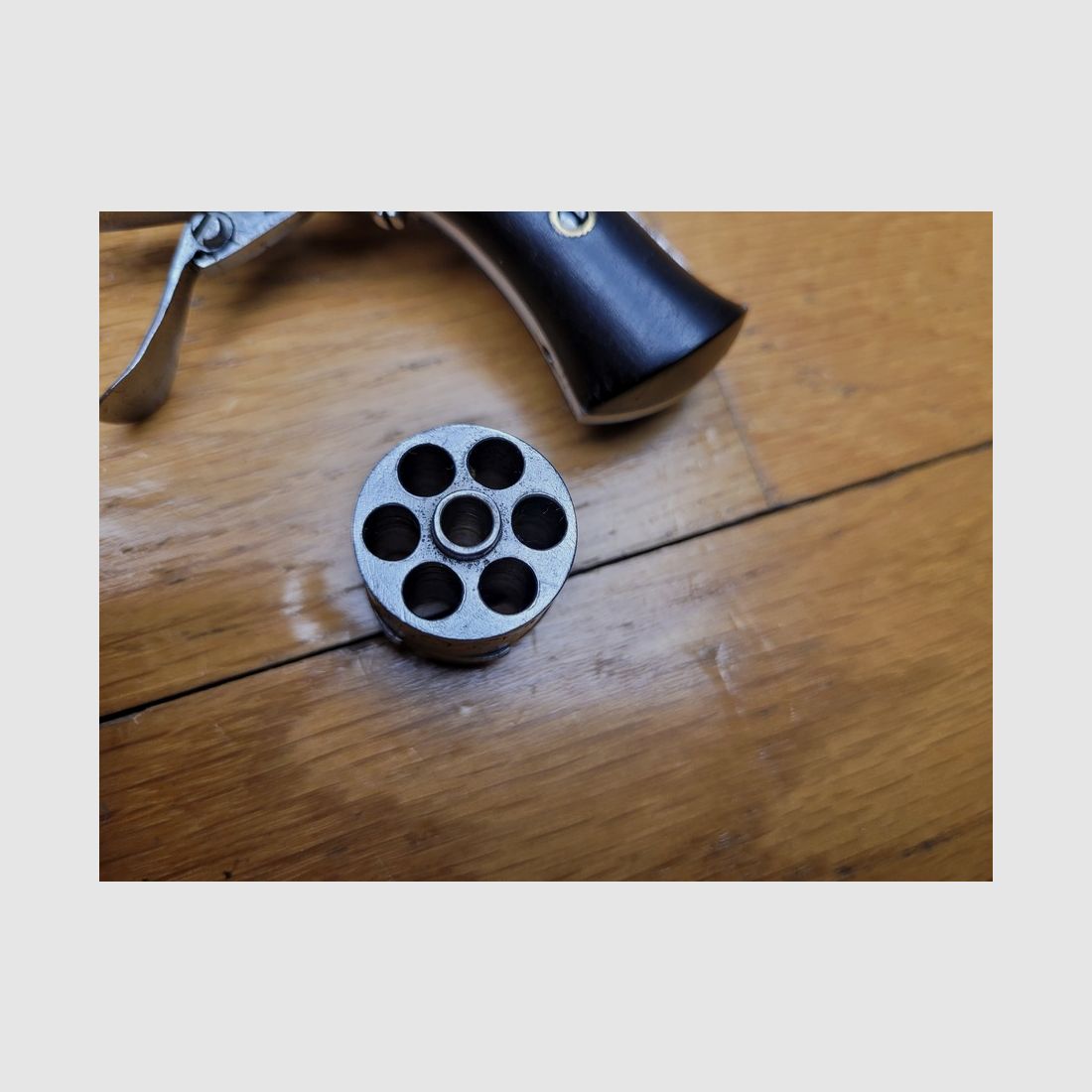 Schöner Mini-Revolver im seltenen Kaliber 5mm Broche – Lütticher Herstellung – fein graviert – schöne Ebenholz-Griffschalen – schöne Mechanik – sehr guter Zustand, Bild 13 von 15