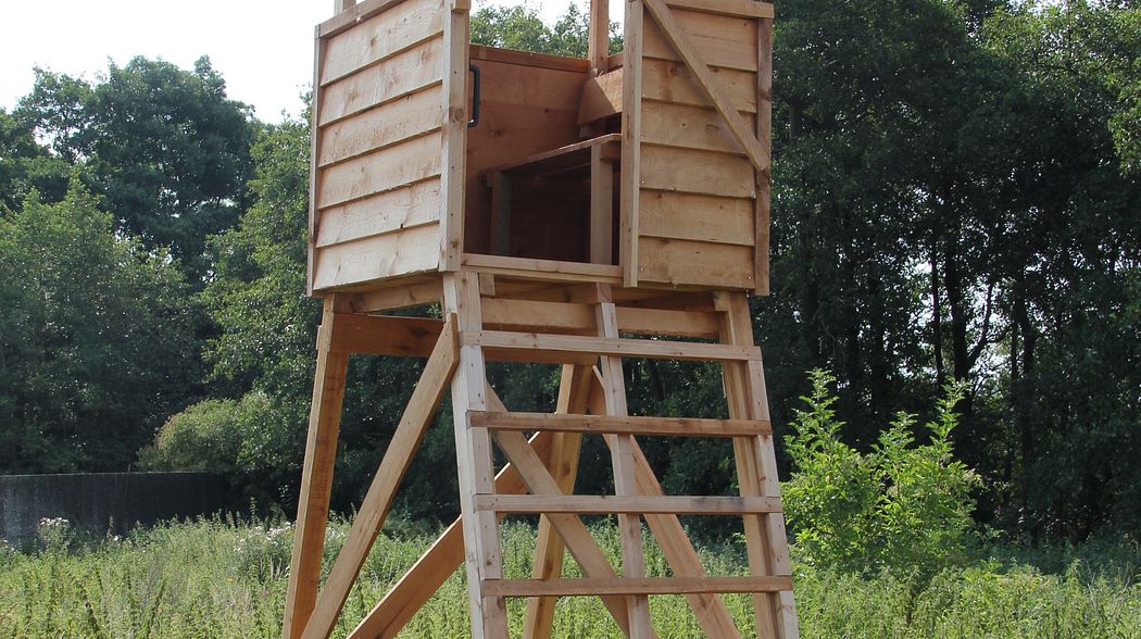 Die „Offene rustikale Waldkanzel“ von Hochsitz24