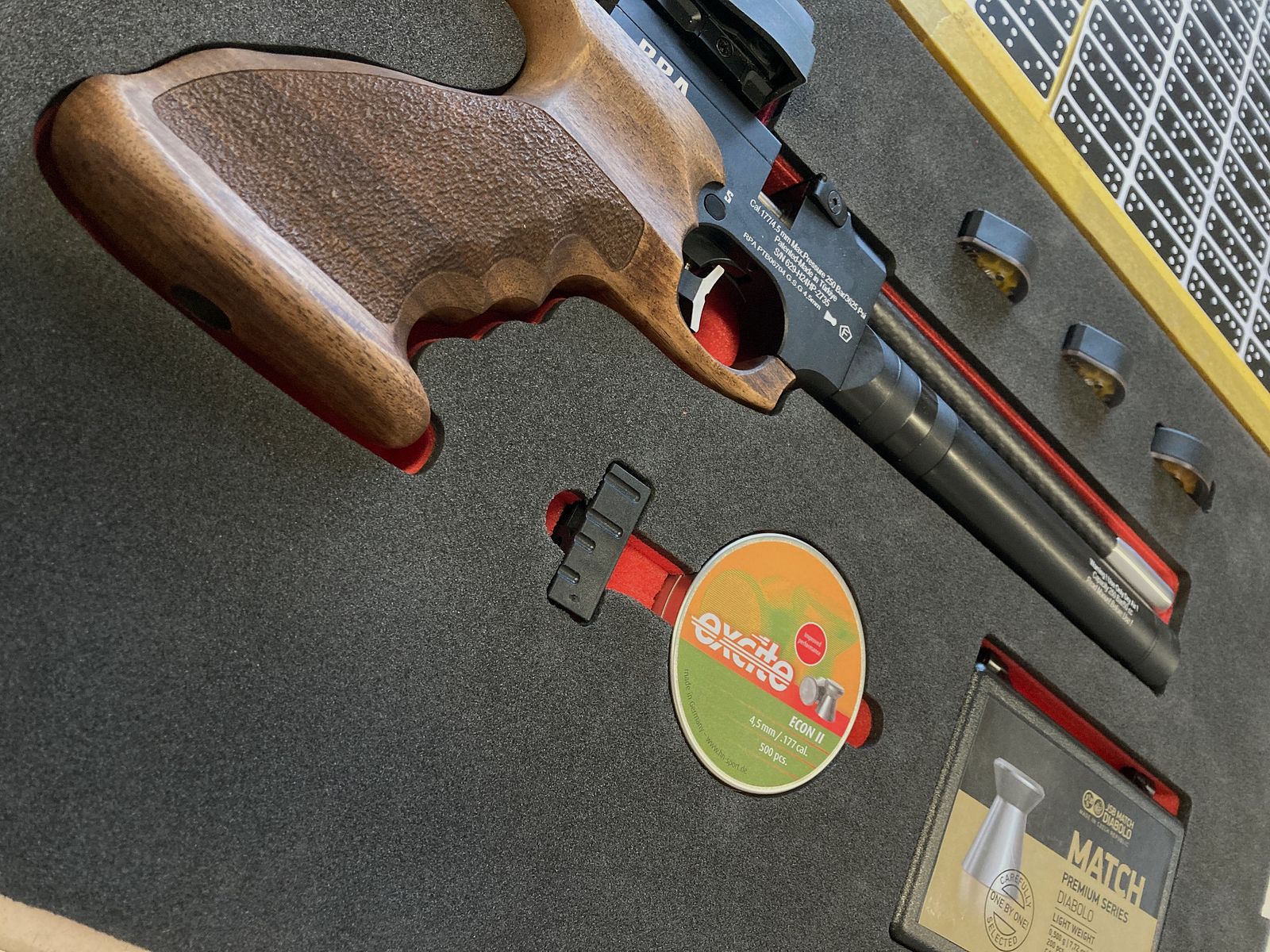 CNC-gefräste Koffereinlagen aus festem Schaumstoff