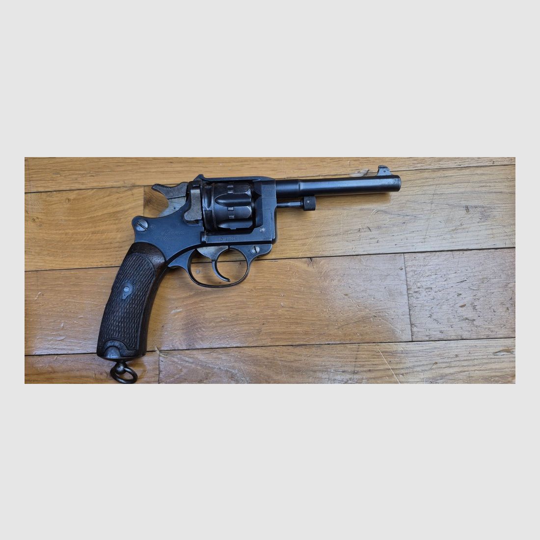 Schöner Dienstrevolver Modell 1892 – Gängig, aber mythisch – Höhepunkt des Dienstrevolvers Made in France – Kaliber 8mm92 – Mono-Nummer – Waffe von 1902 – Schöne Mechanik – Schöner Lauf – Sehr guter Zustand, Bild 2 von 19