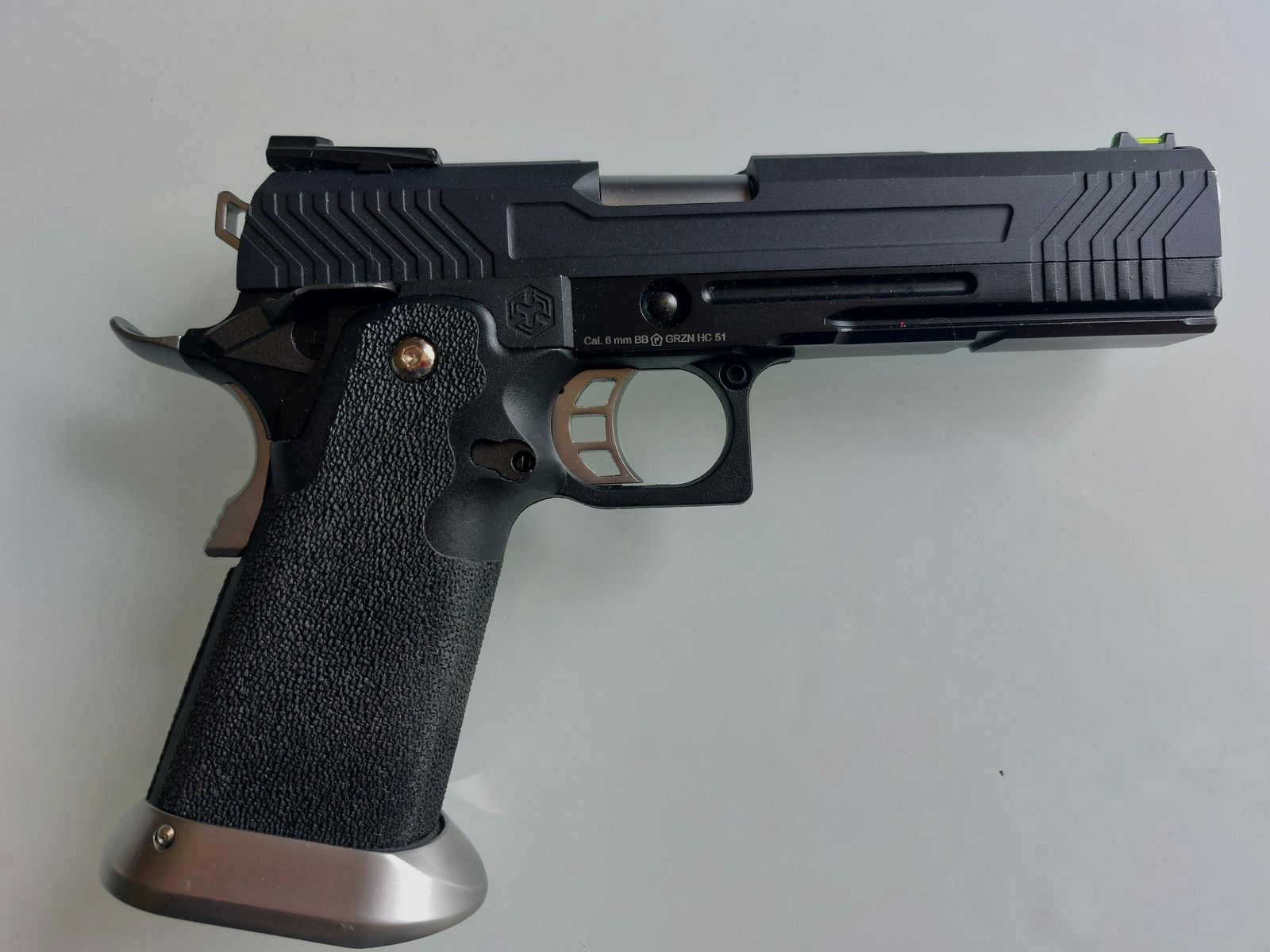 HI-CAPA 5.1 6mm GBB con due caricatori