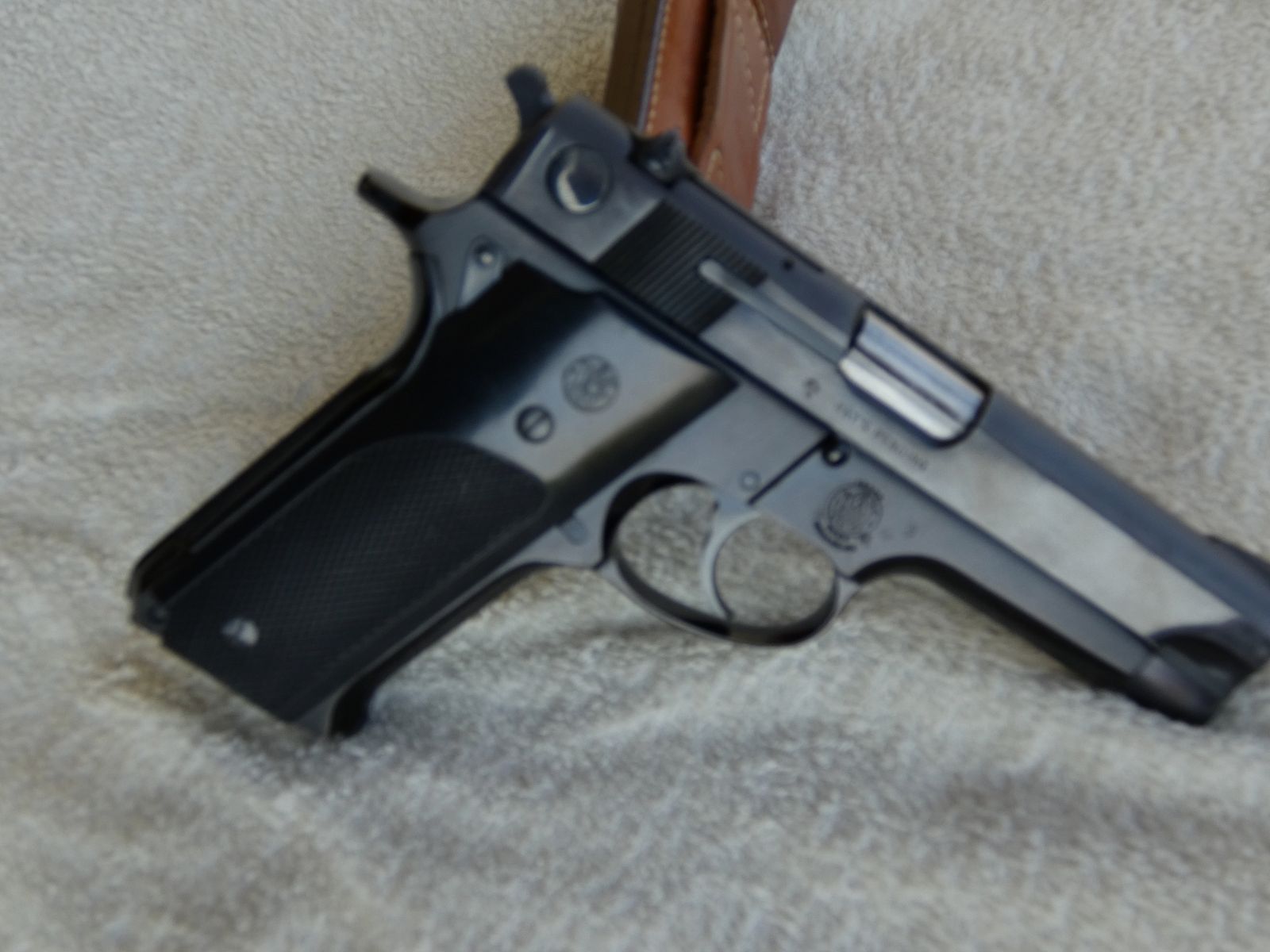 S&W pistol, 9mm Luger