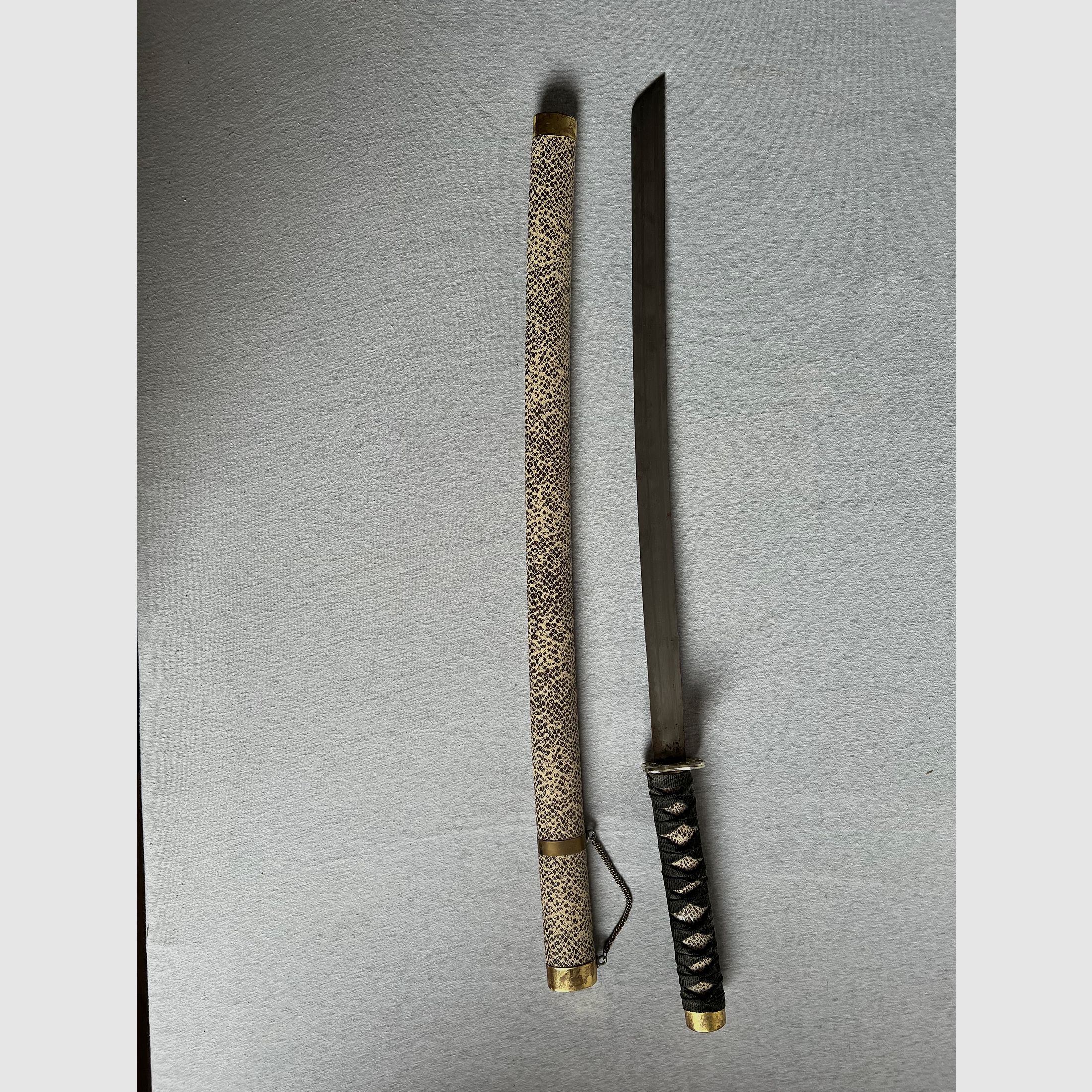 Grande collezione di armi decorative – spade, pistole a pietra focaia, fucili ad avancarica, alabarda, martello da guerra – liquidazione della collezione