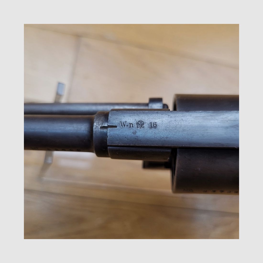 Schöner Revolver Rast & Gasser Mod 1898 – Kaliber 8 mm Gasser – Reglementär – 8-Schuss Trommel – eine der letzten Fabrikationen während des Ersten Weltkriegs – Chrom-Mobylène-Stahl – guter Originalbrünierung – Exzellente Mechanik – Top-Indexierung und Spiel – TBE+, Bild 1 von 19