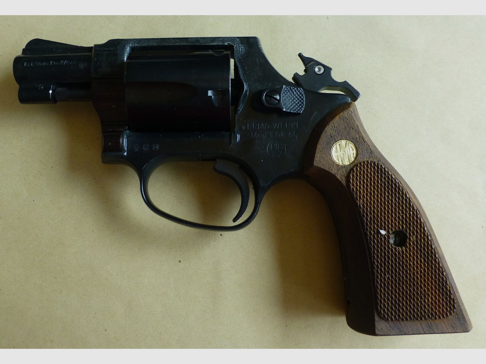 ERMA EGR 66 inkl. Abschußbecher und Erma Anstecknadel, Kaliber 9mm Gas- und Platzpatronen