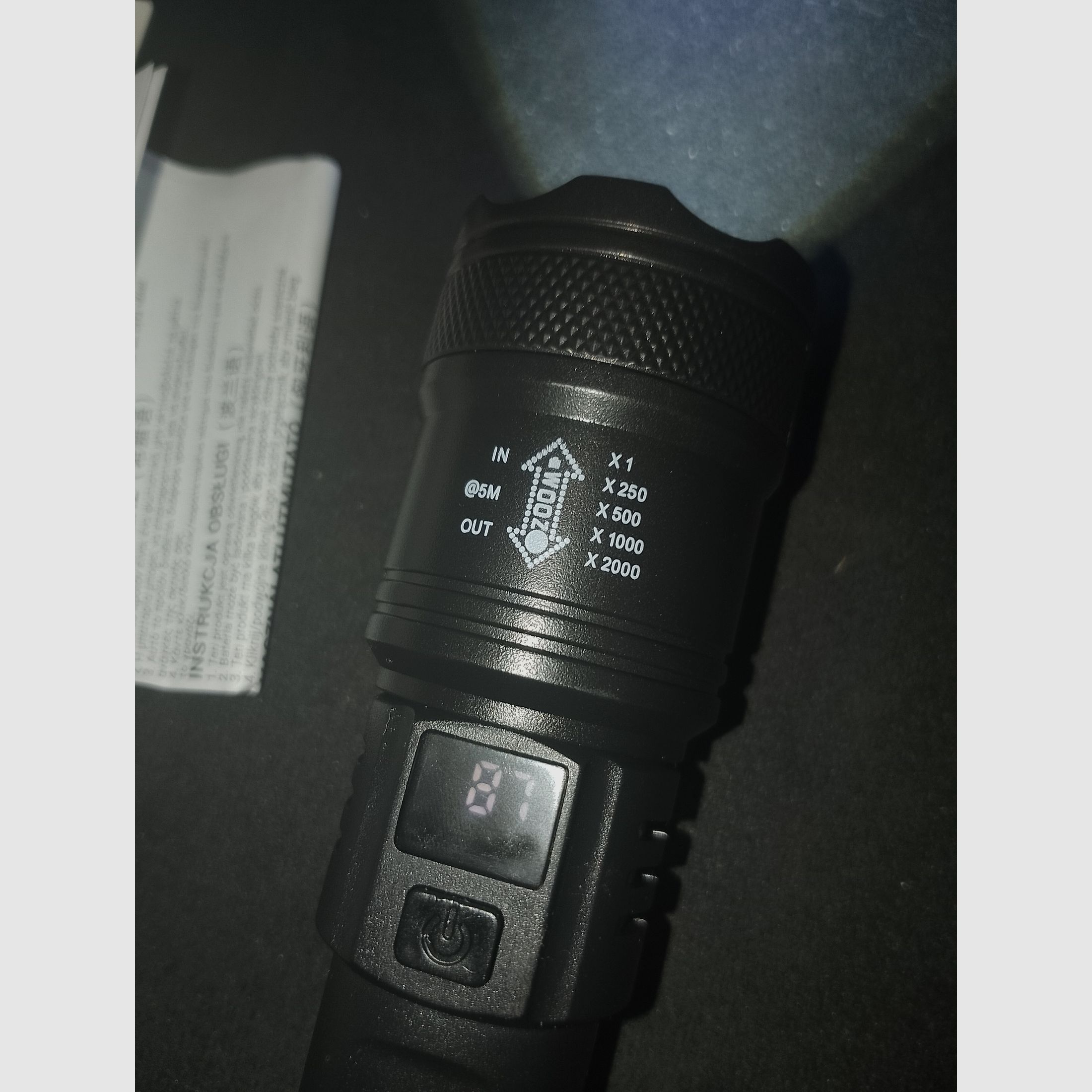 Torcia con funzione strobo ricaricabile USB con display digitale zoom torcia tattica