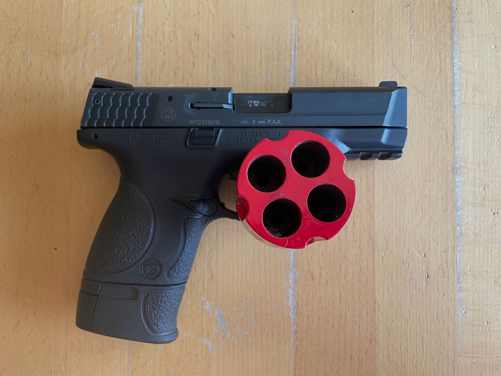 Smith & Wesson M&P 9c blank firing pistol 9 mm P.A.K. – Excellent condition – only 100 shots.