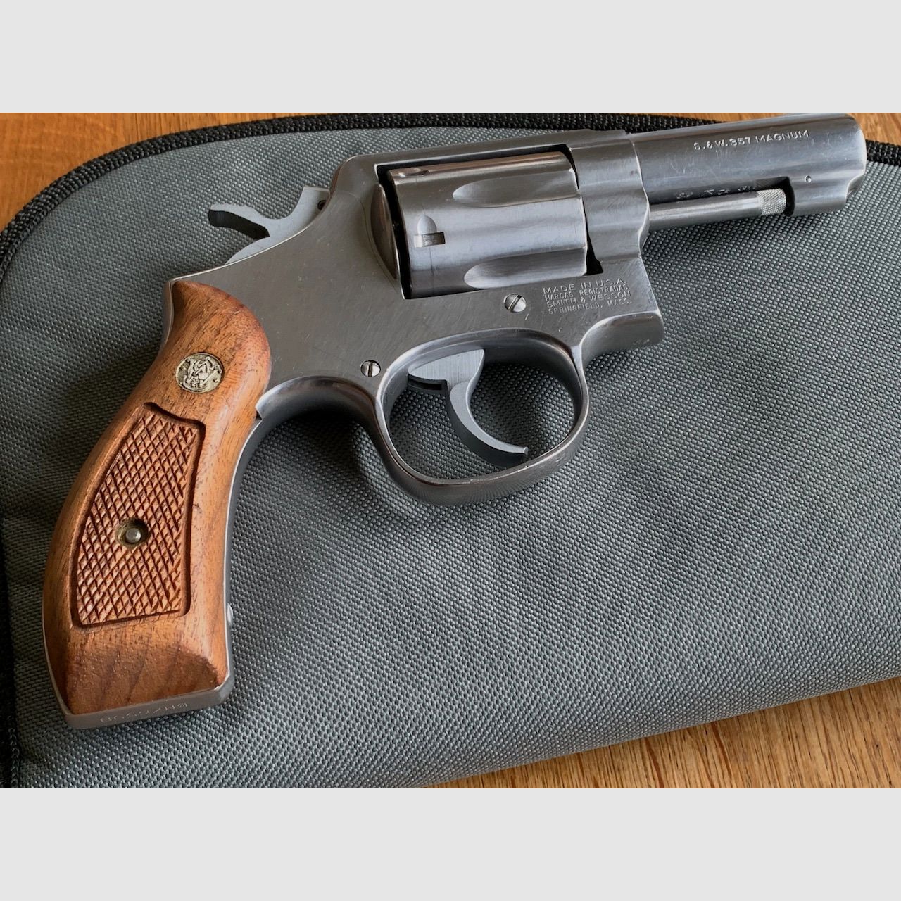 Smith & Wesson Revolver Mod. 65-5 – .357 Magnum – 3" barrel – in excellent condition + extensive accessories