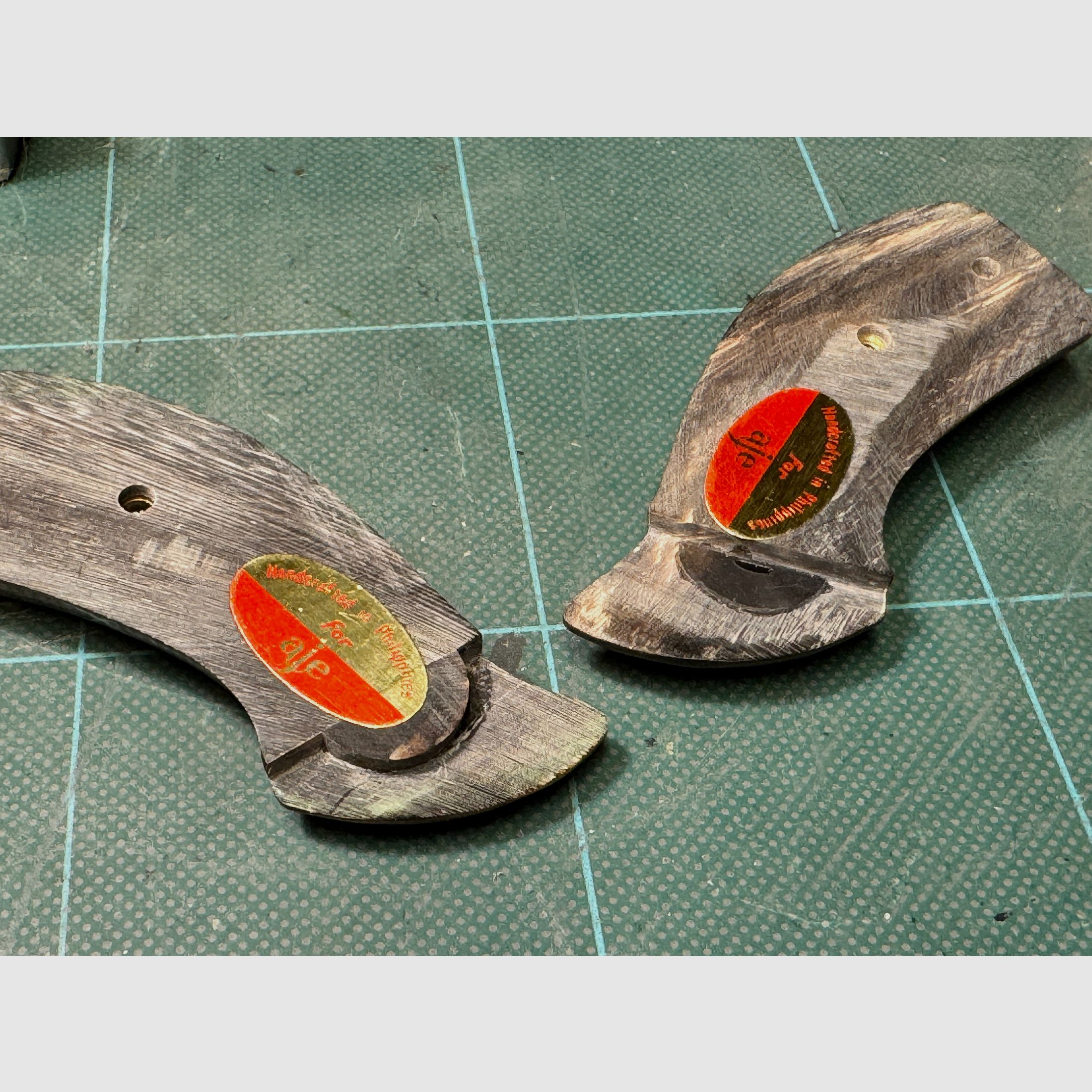 EAGLE GRIPS Buffalo Horn Grips (Genuine Buffalo Horn) S&W J-Frame Round Butt – Top condition in original packaging with exchange wedge!