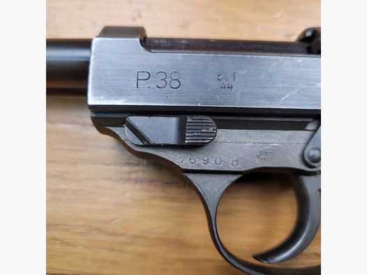Wunderschöne Walther P38 Pistole – Mauser Oberndorf Fertigung von 1944 – Originalbrünierung zu 98% – Mechanik und Ästhetik einwandfrei – Ausgezeichneter Zustand