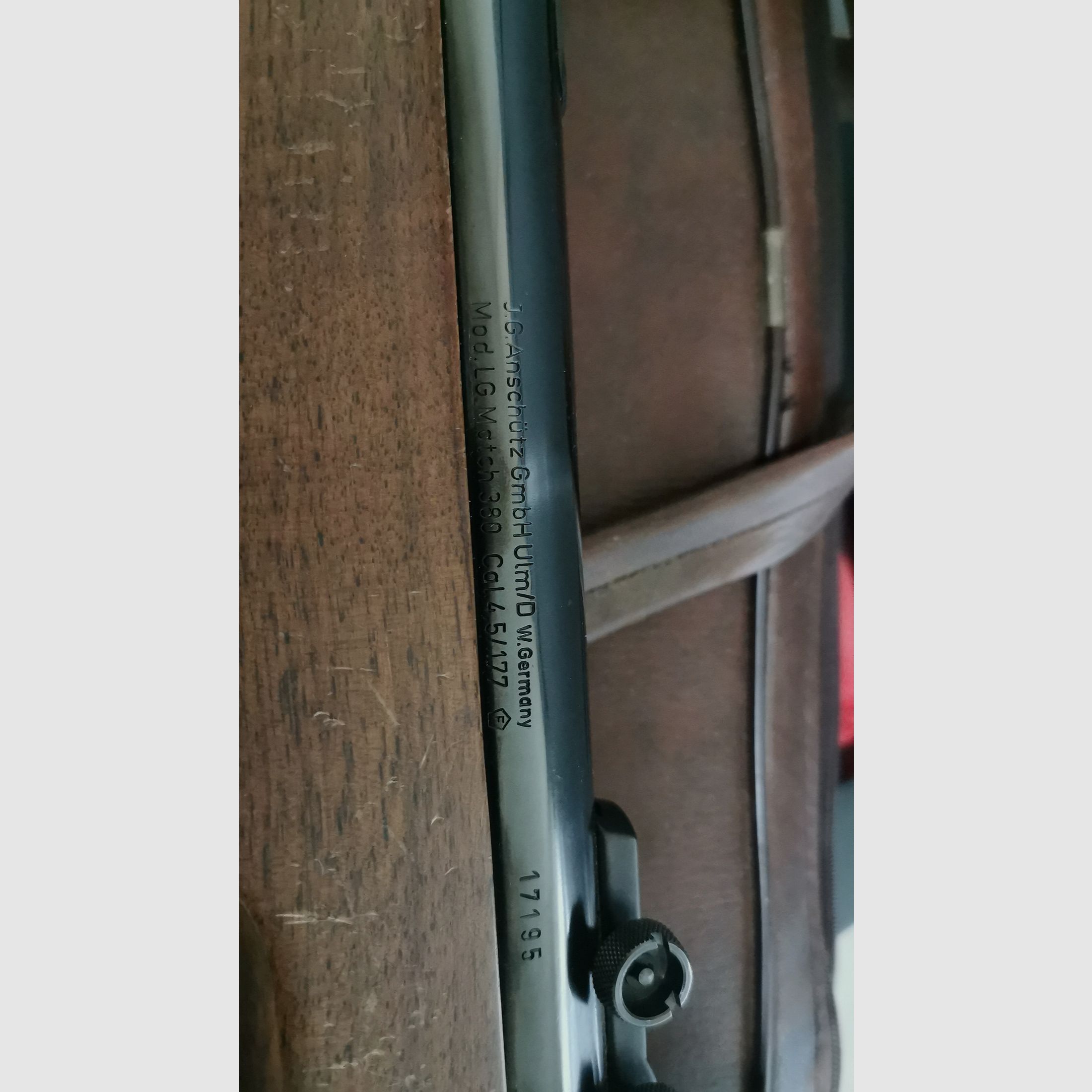 Konvolut Luftdruckwaffen, 1 Gewehr, 2 Luftdruckpistolen