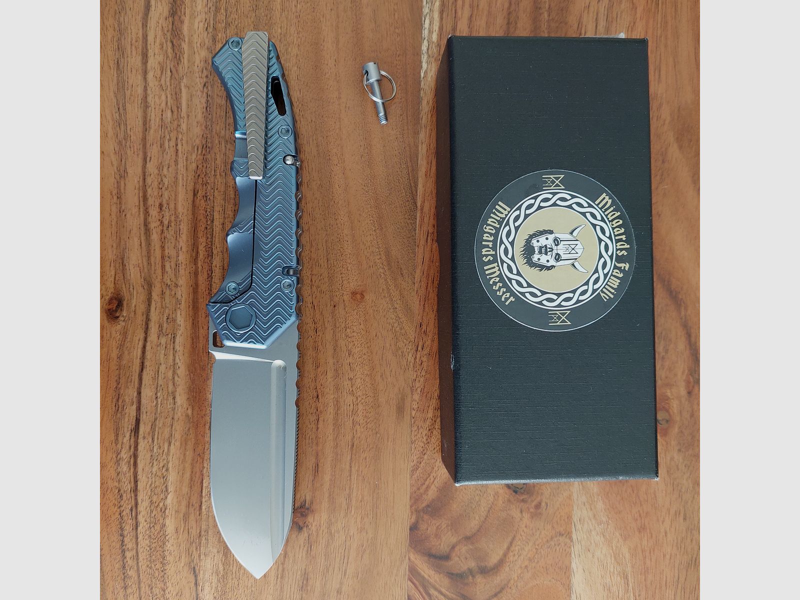 Midgards-Messer Sammlung Neu und unbenutzt. Bitte Beschreibung Lesen!!!!! Insgesamt 2 Schwerter und 9 Messer. Bilder von Allen Messer können zugesendet werden. Viele limitiert und nicht mehr erhältlich. Der Preis ist VB. Alle Messer sowie Schwerter dürfen LEGAL besessen werden.