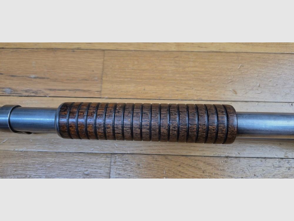 Iconique fusil à Pompe Winchester modèle 1897 – Modèle Take Down à canon 28 pouces (71cm) – Arme de …1914! – Cal.16/70 – 5+1 – Cat. D ! – Arme en excellent état – TBE++, image 16 sur 32