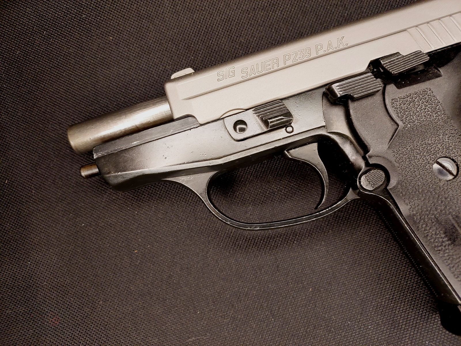 Sig Sauer P239 Nickel schreckschusspistool in kaliber 9 mm P.A.K. (PTB874) met Fobus holster