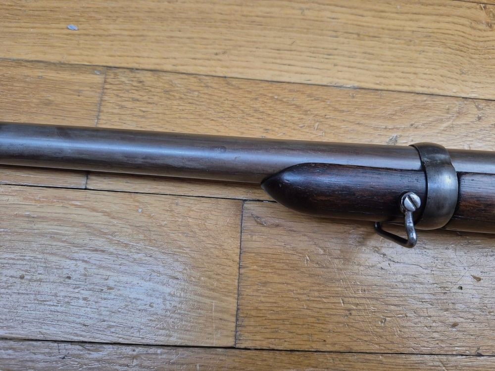 Mythologische und sehr seltene Spencer M1865 Repetierbüchse (nicht 1860!) – Kal. .56-50 – Waffe der US-Kavallerie, der Indianer und des Krieges von 1870! – Seltene Spencer-Fertigung in Boston – Sehr schönes Holz und Markierungen – Perfekte Mechanik – Makelloser Lauf – Sammlerwaffe und Teil der großen Geschichte in TBE ++!, Bild 11 von 43