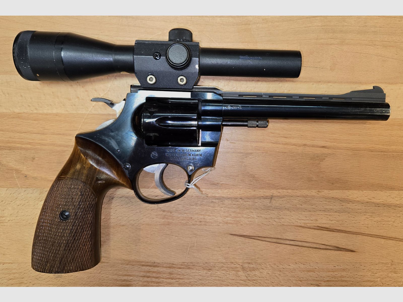 Korth Revolver .22lr mit Tasco 1,5x16