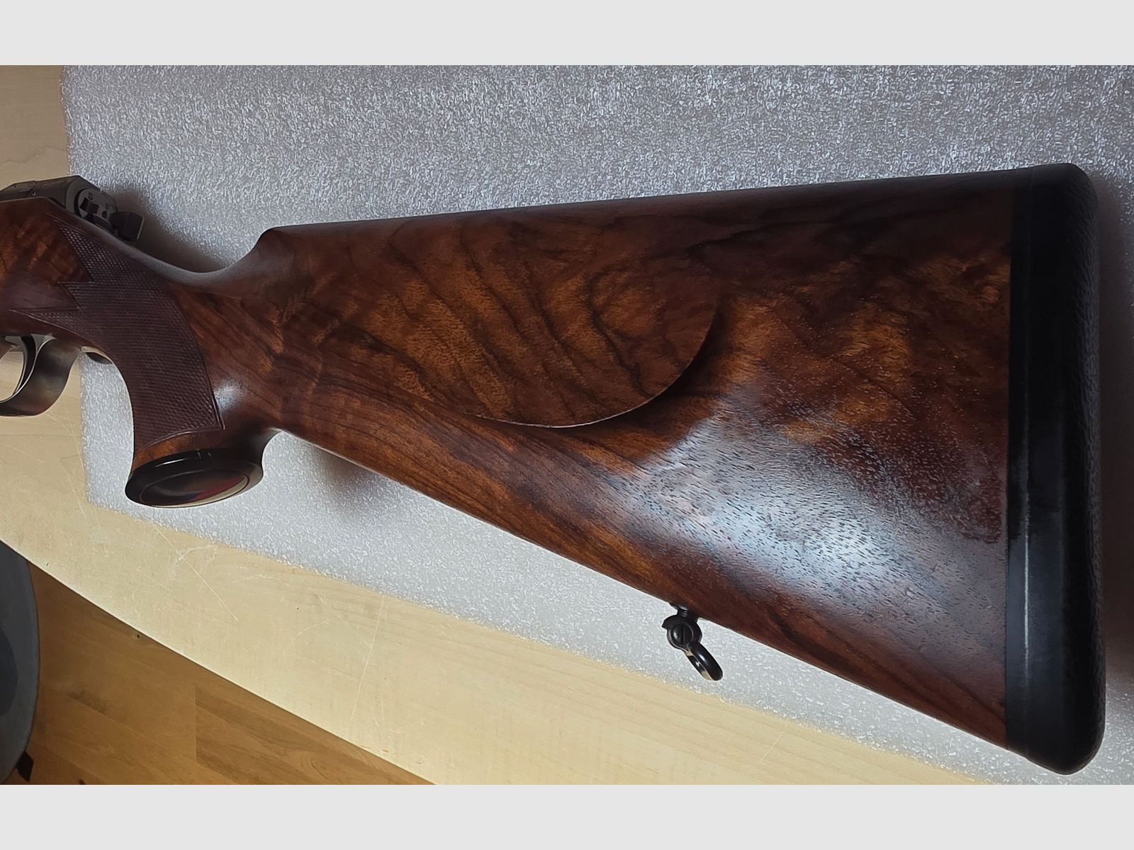 Mauser M03 Expert .223 con calcio in legno pregiato e Zeiss Victory V8 4,5-35 x 60 con regolazione rapida del reticolo (ASV), immagine 7 di 9