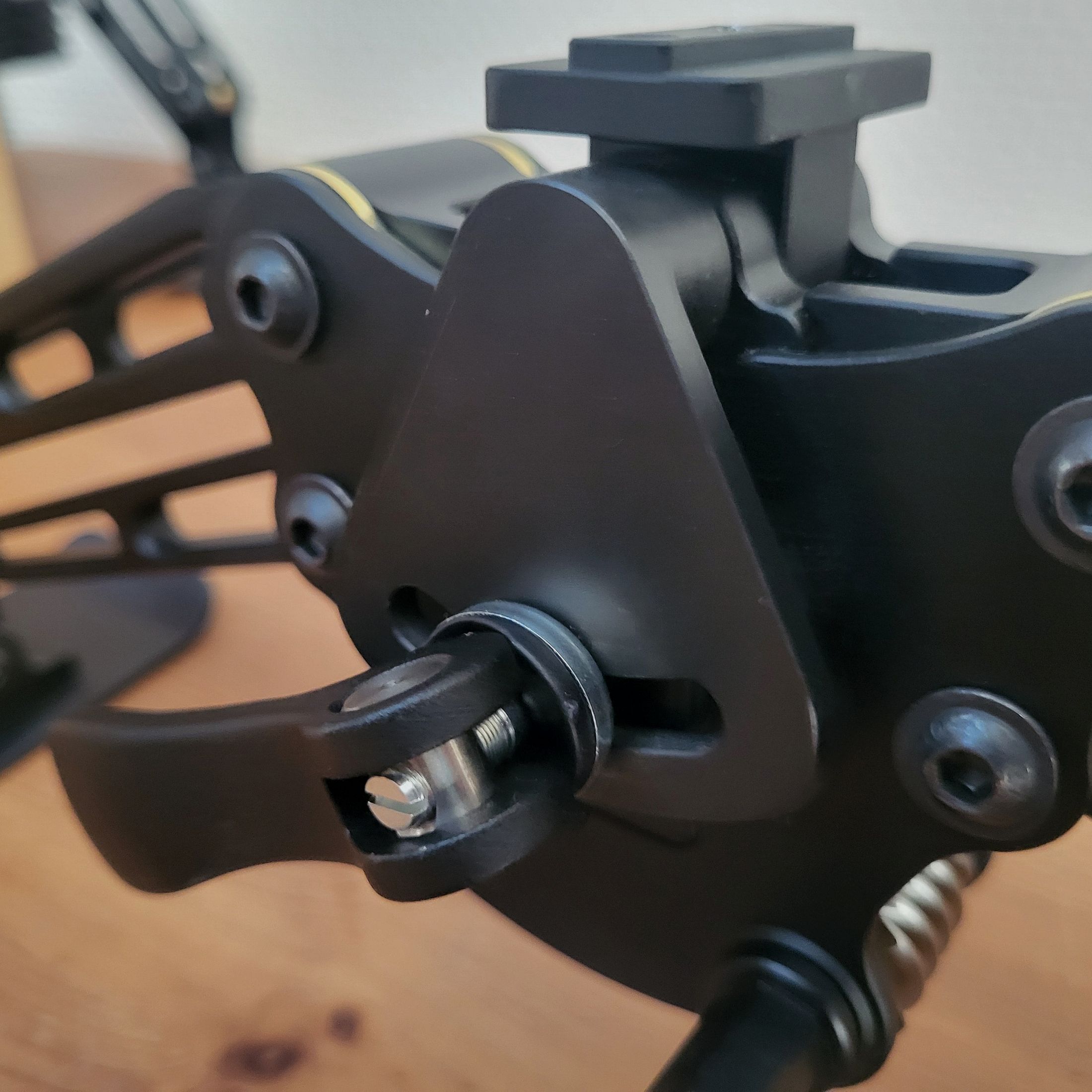 Renforcement du couple pour l'inclinaison latérale des bipieds standard