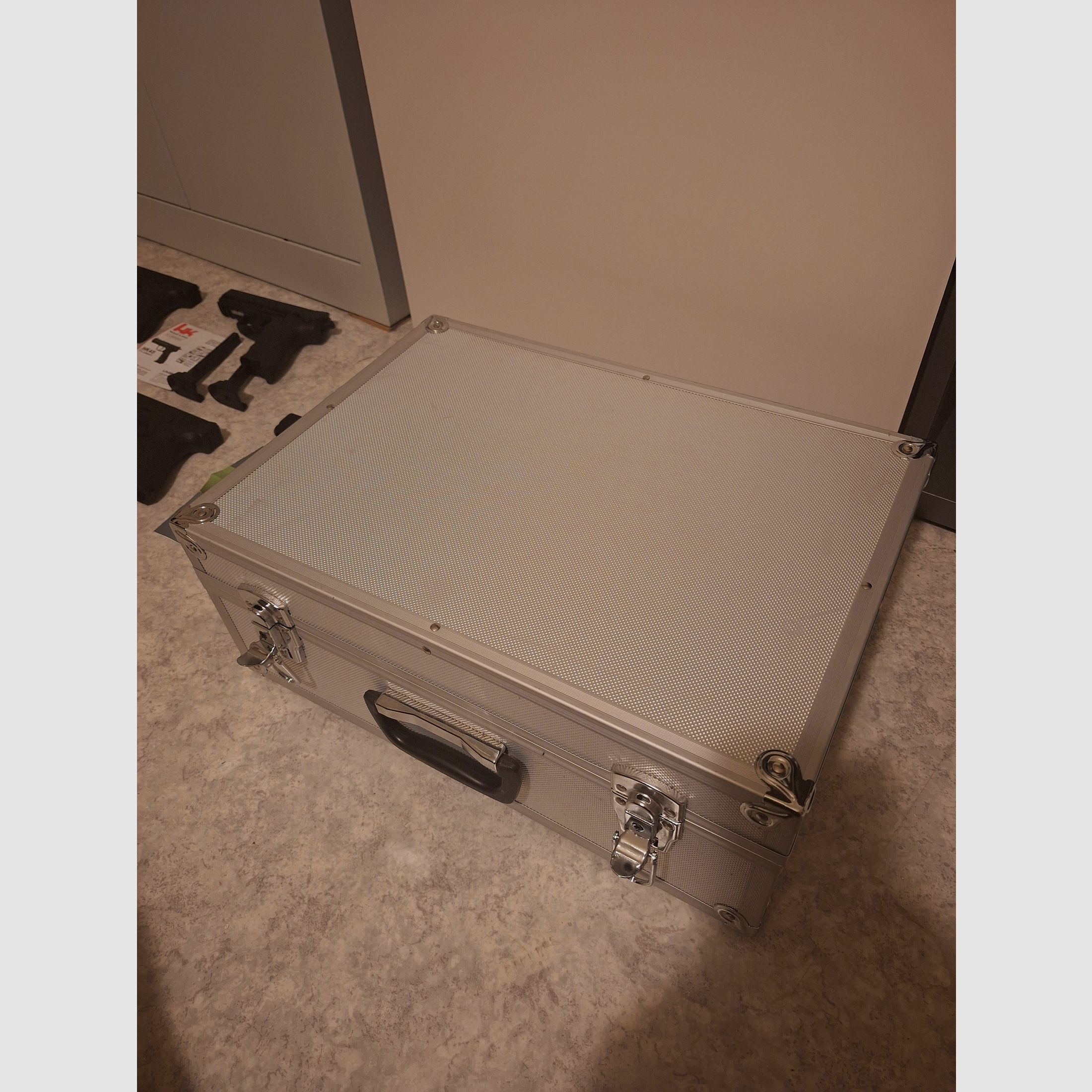 Airsoft Softair pistol collection + case with foam inserts (Glock, Bersa, HK 45, 24/7)