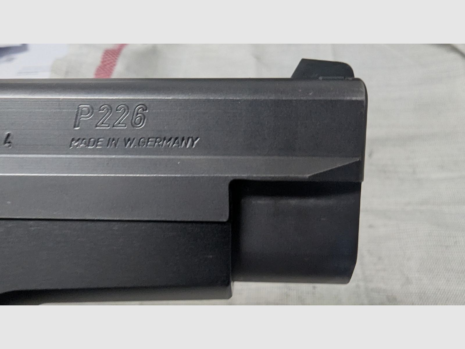 SIG Sauer P226 – 9 mm – buone condizioni fino a molto buone – incluso caricatore e fondina