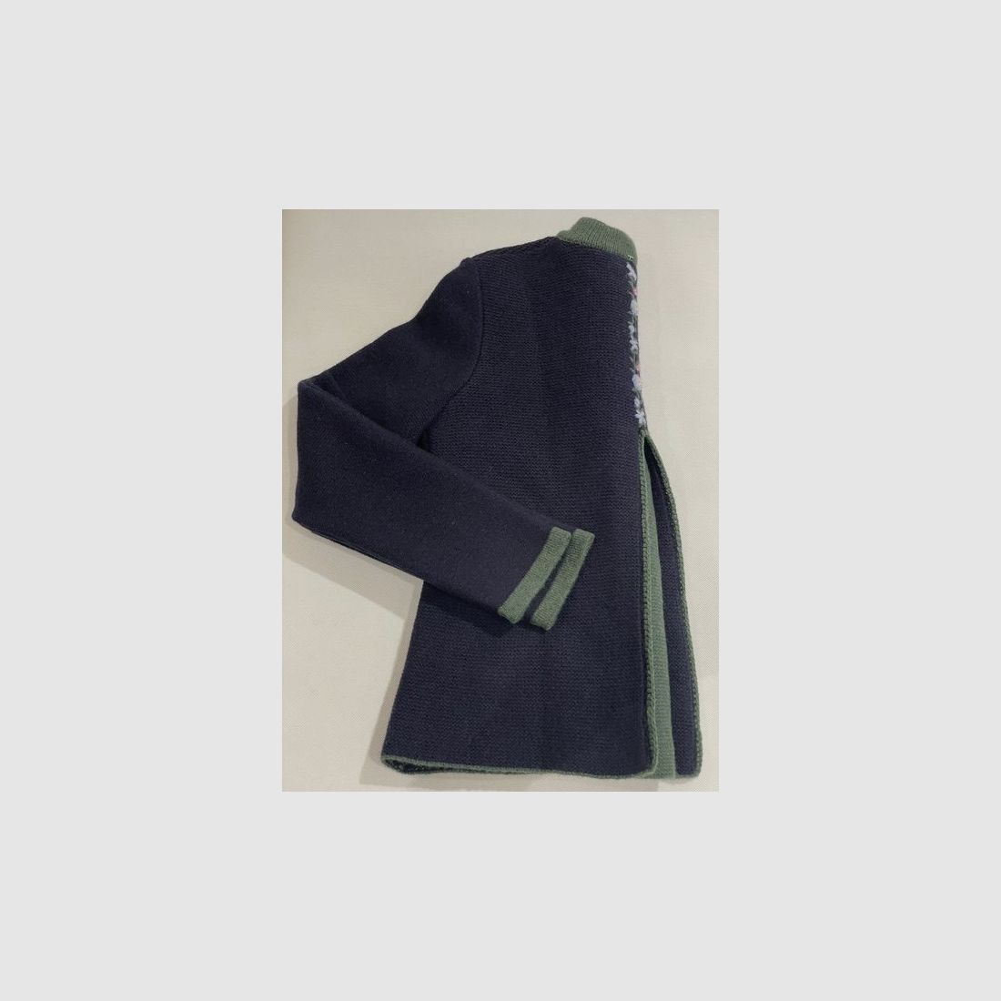 Gilet femme avec pli en laine mérinos bleu foncé avec des fleurs, image 1 sur 2