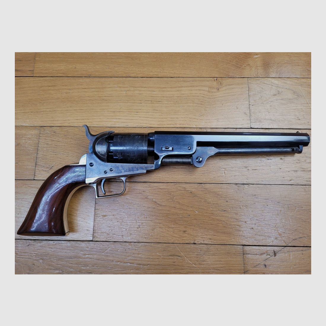 Très beau Colt 1851 Navy – Fabrication Colt 2ème génération en Type II – Cal .36 – Jamais tiré – Bronzage parfait – Tous marquages conformes – Coffret avec tous accessoires d&rsquo;origine complets – TBE +, image 19 sur 29