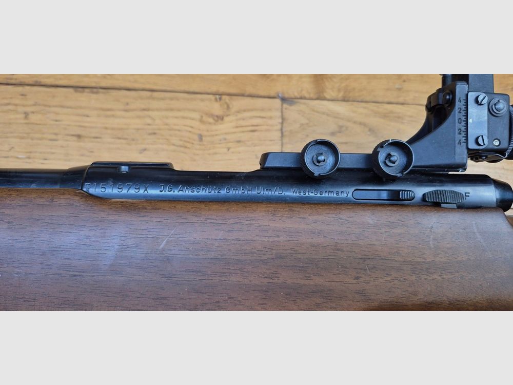 Wunderschöne Präzisionsbüchse Anschütz Modell MATCH 54 Version 1407 – Kal. 22LR – Seltenes Modell mit X-Lauf – Waffe von 1978 – Schlagbolzen und verstellbarer Abzug Modell 54 – Neuer Lauf mit hervorragenden Zügen – 100% Brünierung ohne Oxidation – Schöne Hölzer – Waffe nahezu neu – TBE++/TBE+++, Bild 33 von 37