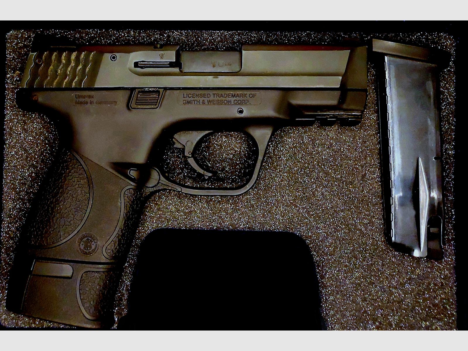 Smith & Wesson M&P 9C Schreckschusspistole, Kaliber 9mm P.A.K., in Schwarz (PTB 984) — mit 2 Magazinen (1x Standard, 1x verlängert XXL)