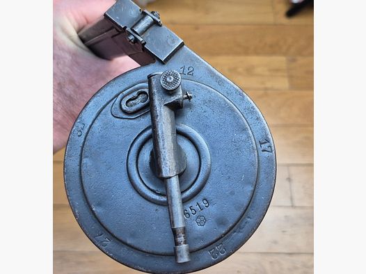 Rarissime chargeur « Trommel Magazin » dit chargeur « escargot » (en Bourgogne!) ou « T.M » pour pistolets Luger P08 – Capacité d&rsquo;origine 32 coups réduite à 20 coups en cal. 9 x19 – Rarissime fabrication AEG – 70.000 exemplaires seulement – Très bel état esthétique et mécanique – Pièce de la plus grande rareté – Catégorie B – TBE++
