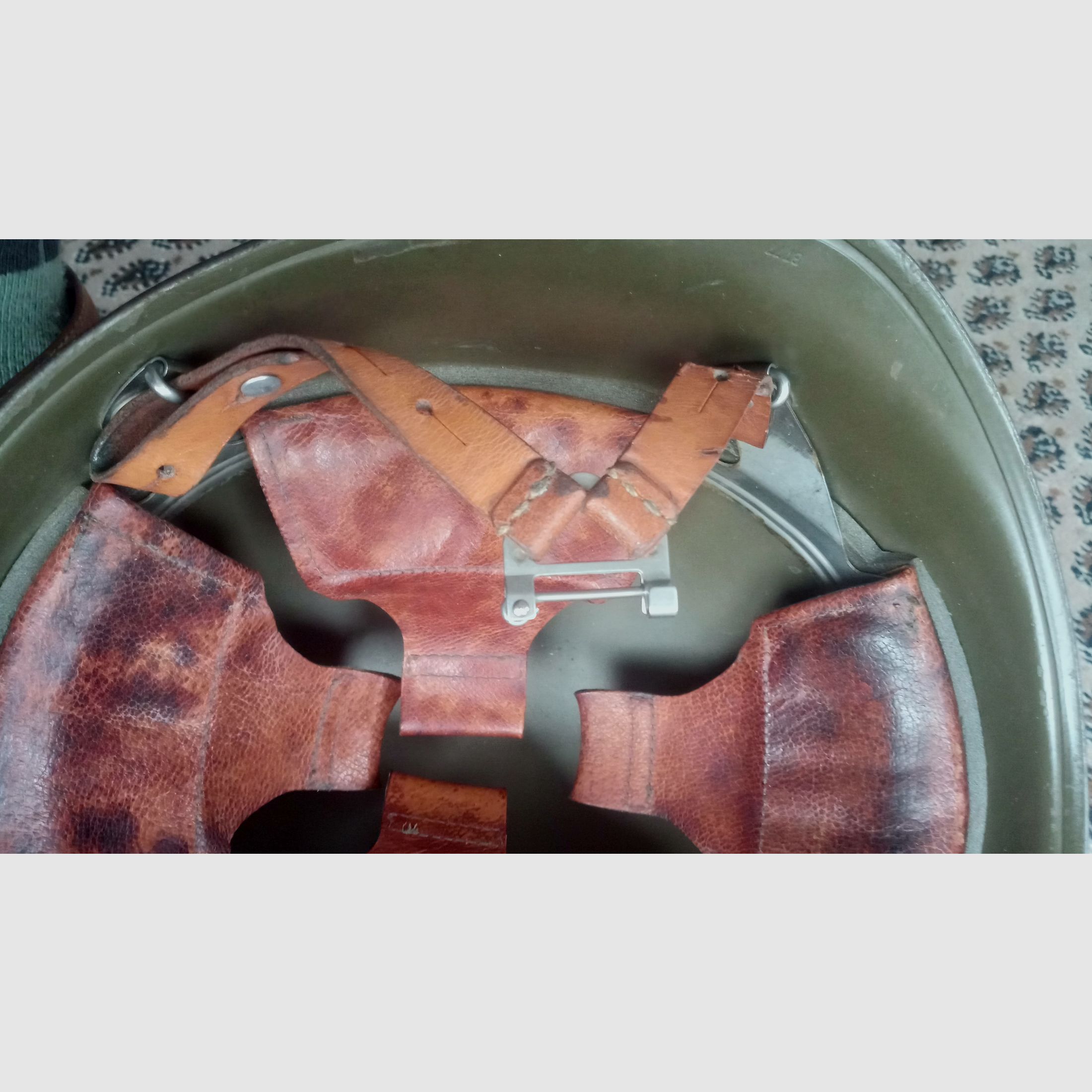 Stahlhelm der Schweizer Armee in kleiner Größe 55-56 / ideal für Zivilschutz / Swiss Made