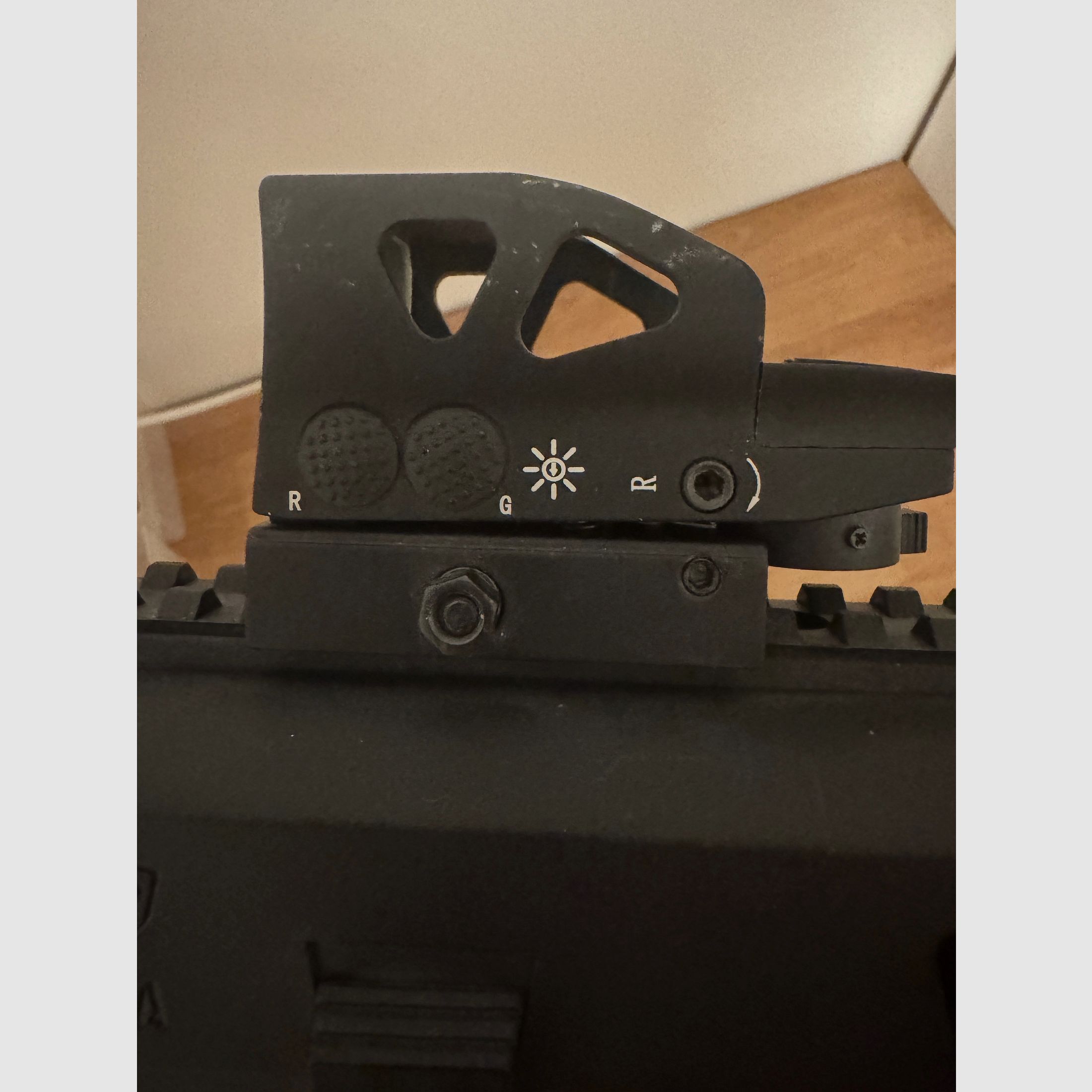 Glock 17 Gen 4 9mm inkl. Micro Roni Schaft, Rotpunkt und 4 Magazine