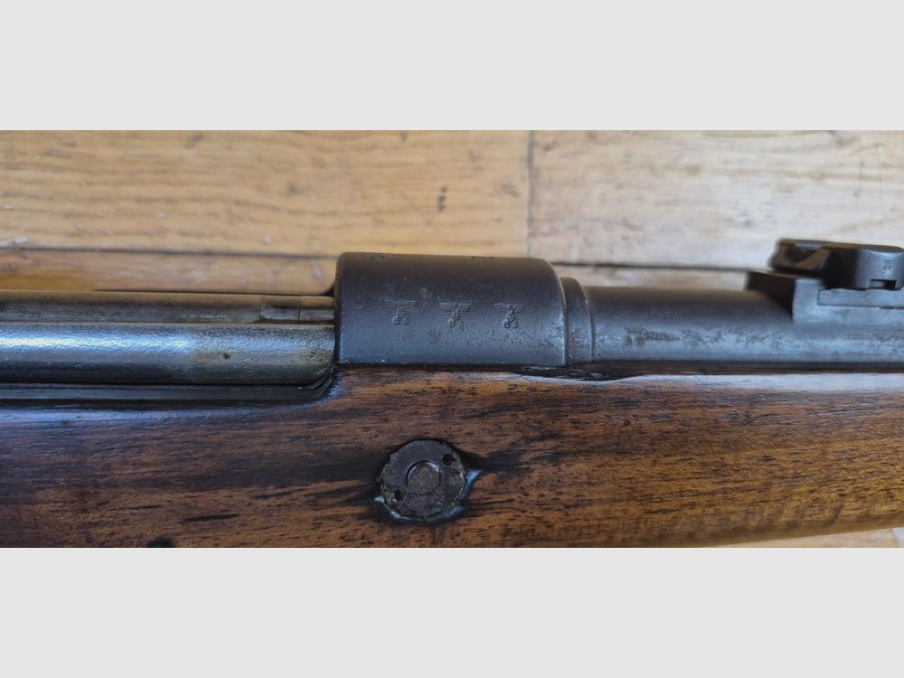 Schöne K98-Regelbüchse – Dritte Reich – Umgerüstet auf 8 x 57 JRS (nicht IS von Anfang) – Code „42' – Herstellung Mauser Oberndorf 1939 – Kein Einzelnummer – Exzellente Mechanik – Schaft und Holz unmarkiert und in TBE – Schöner Lauf mit guten Zügen – Riemen – Schönes Set und gute Waffe 100% aus der Zeit – TBE, Bild 7 von 36