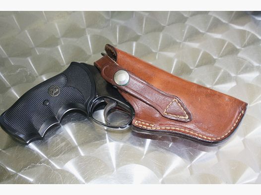 Revolver Smith & Wesson Modell 36 Kaliber .38 Special mit Zubehör