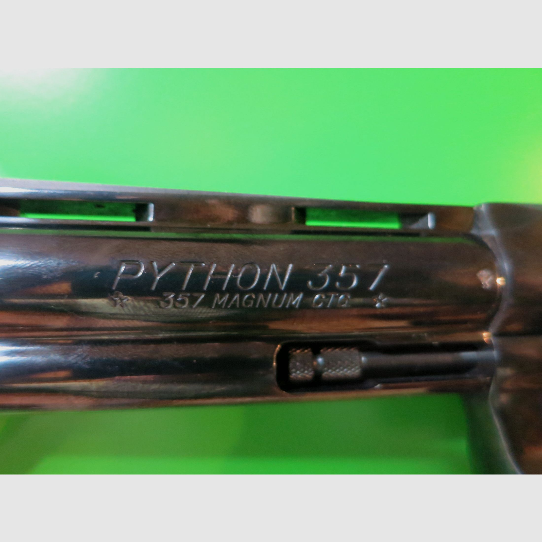 1985 COLT PYTHON, Royal Blue, .357 Magnum, 6" Lauf, Gummi-Sportgriff   #19-